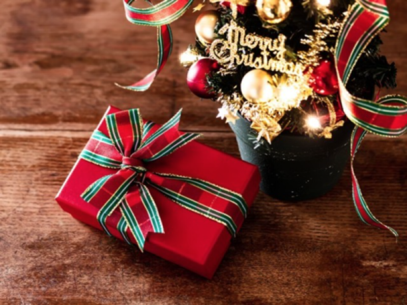 -what-is-the-meaning-of-the-red-green-gold-and-white-of-christmas-colors-1641458924-1.png