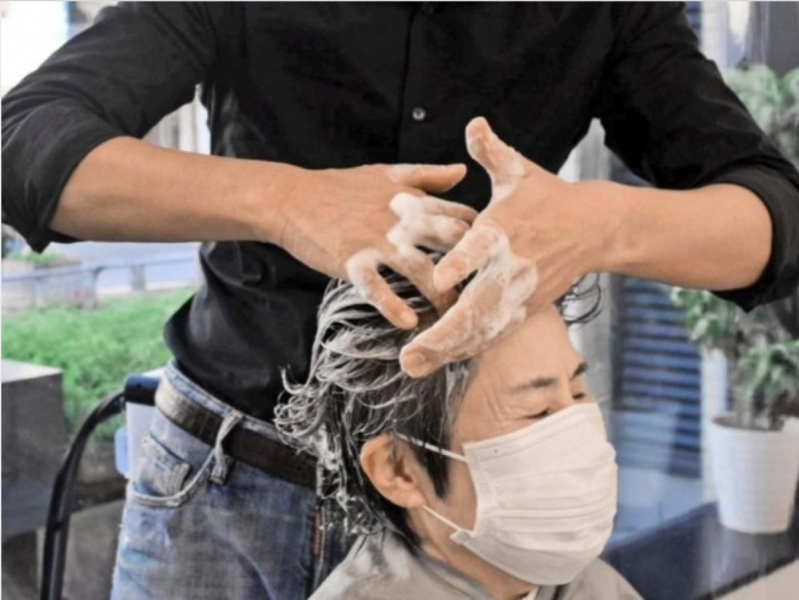-you-can-wash-your-hair-while-sitting-on-a-chair-1643358092-1.jpeg