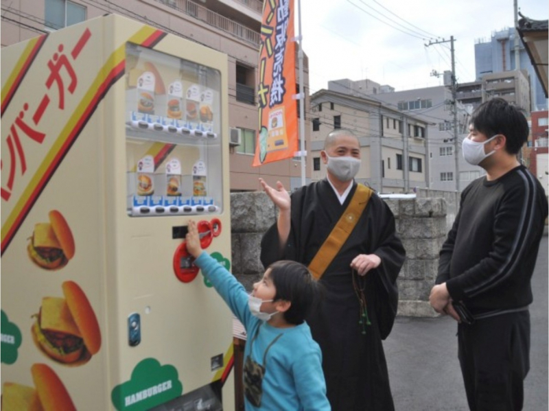 omikuji-burger-vending-machine-at-the-temple-1648447525-1.jpeg