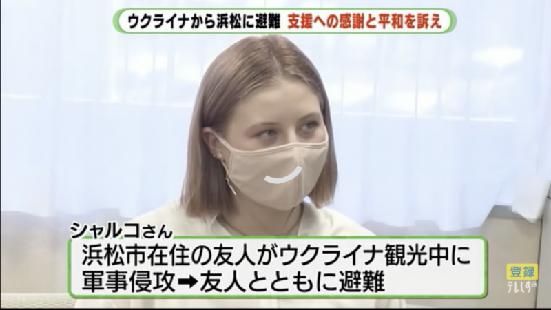 dont-forget-to-keep-watching-the-news-a-woman-evacuated-from-ukraine-meets-with-the-mayor-of-hamamatsu-city-expressing-support-1649382296-1.png