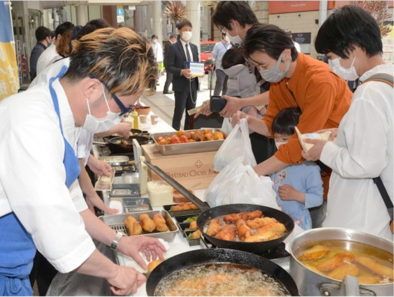 a-long-line-to-support-ukraine-with-food-1649727845-1.jpeg