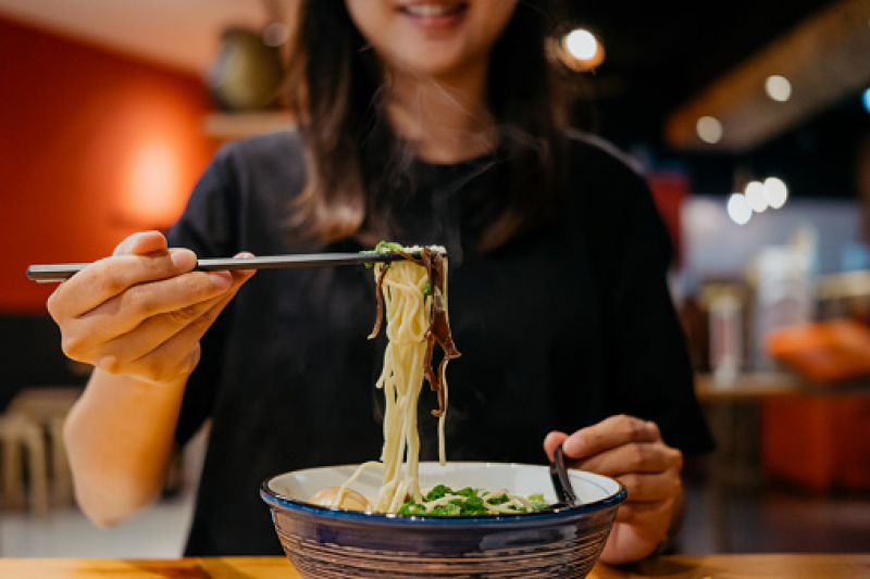the-culture-of-slurping-noodles-in-japan-1649985772-1.jpeg