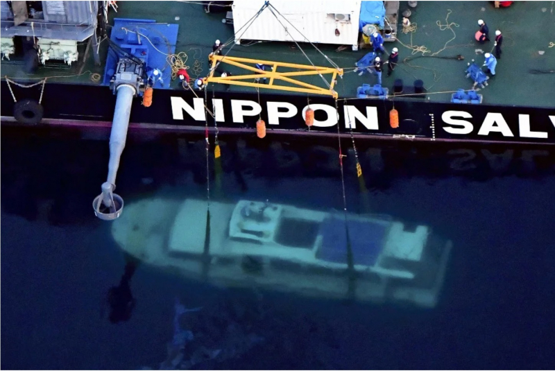 a-sightseeing-boat-kazu-i-lifted-onto-the-surface-of-the-sea-1653615055-1.jpeg