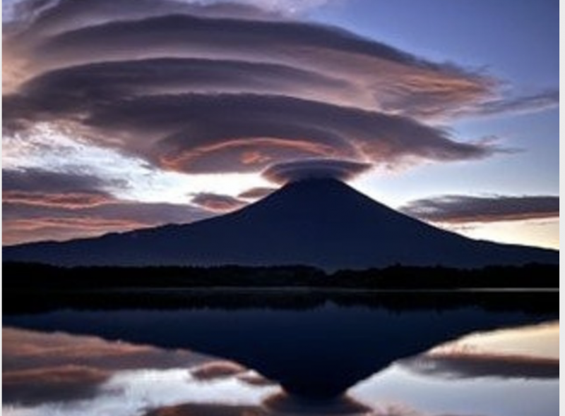 mt-fuji-photographer-also-said-its-a-miracle-level-the-vine-clouds-swirling-in-the-sunrise-sky-and-the-surface-of-the-lake-are-too-majestic-1657244340-1.png