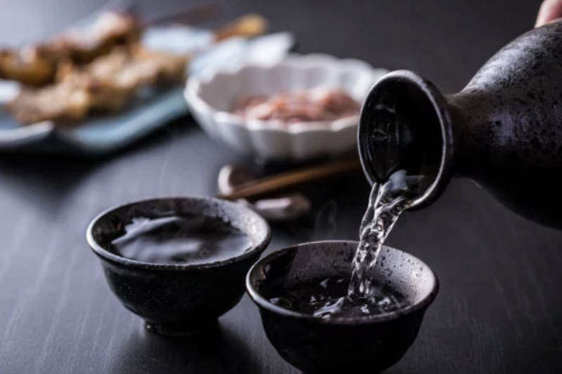 is-itreally-rudeto-pour-your-own-drink-in-japan-1621483791-1.png