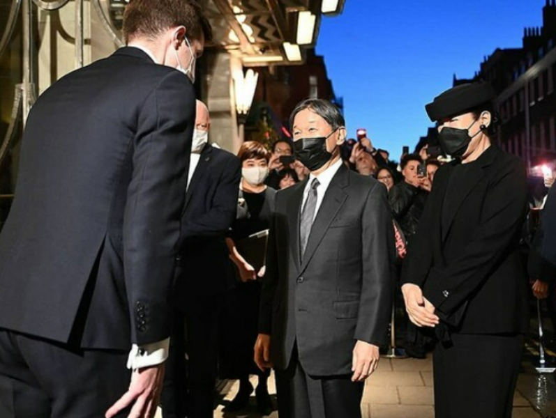the-emperor-and-empress-of-japan-wears-a-black-surgical-mask-1663640892-1.png