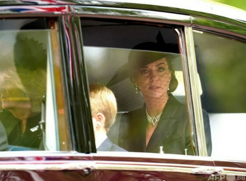 princess-catherine-wears-japanese-pearls-at-the-queens-state-funeral-1663726627-1.png