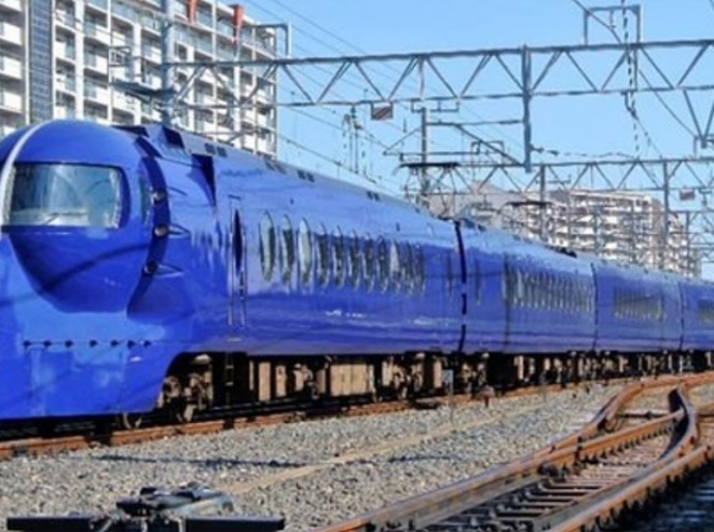 like-a-gundam-train-in-osaka-1664845805-1.png
