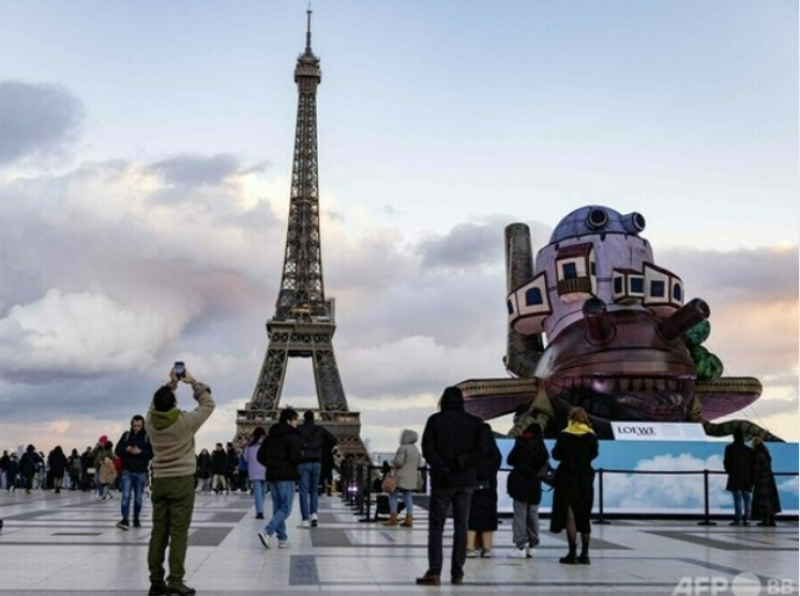 howls-moving-castle-in-paris-1674439775-1.png