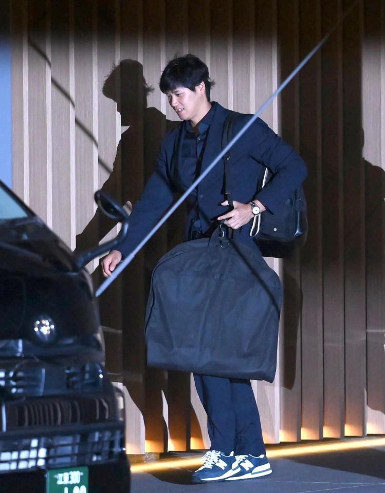 shohei-otani-returns-home-as-a-super-vip-samurai-j-finally-joins-the-worlds-two-sword-style-many-fans-gather-at-the-airport-1677717060.jpg