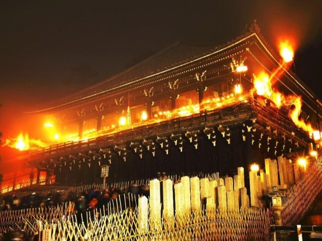 omizutori-at-todaiji-temple-in-nara-fire-sparks-rain-down-to-bring-good-health-1677804493.jpg