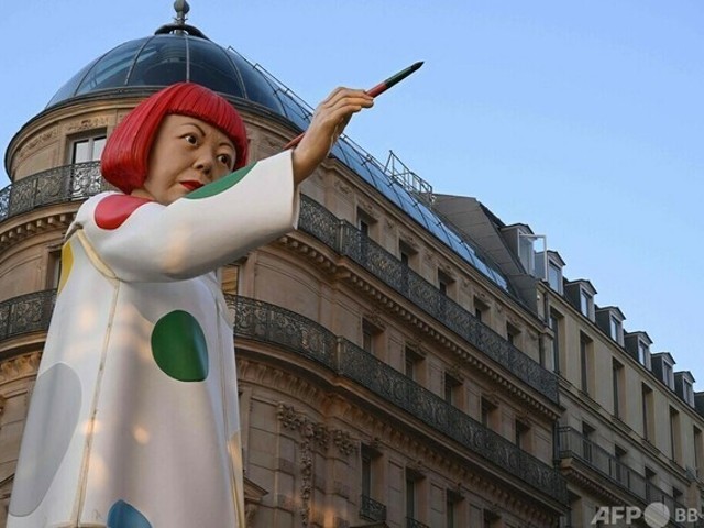 giant-doll-of-yayoi-kusama-in-front-of-louis-vuitton-main-store-1678064641.jpg