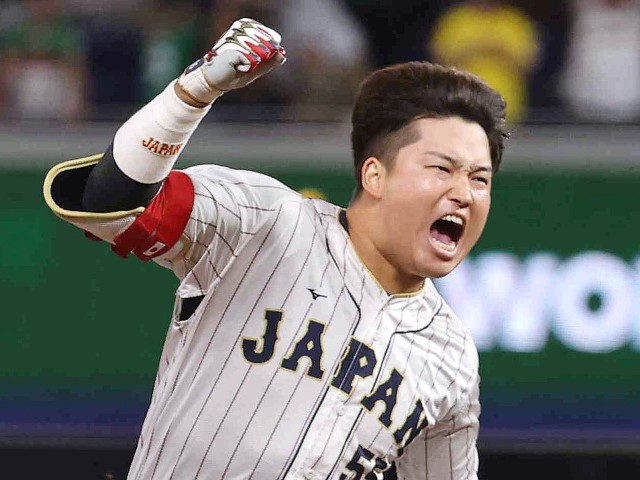 murakami-finally-catches-i-was-holding-my-stomach-wbc-1679449541.jpg