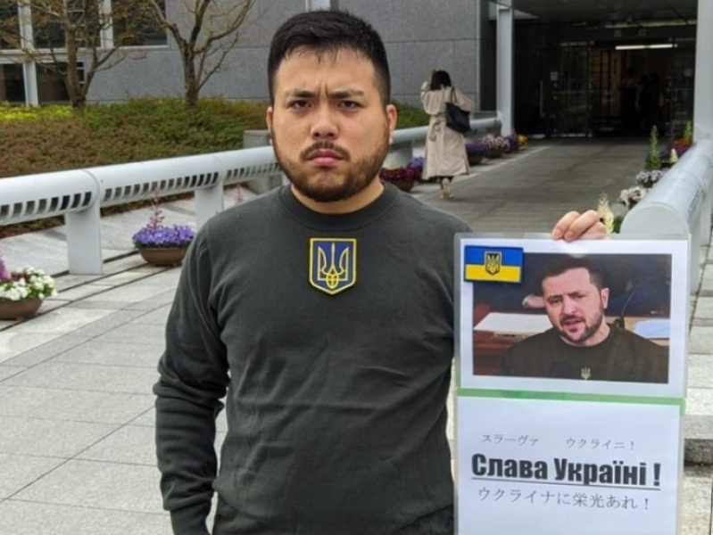 attended-the-graduation-ceremony-dressed-as-president-zelensky-1681085590-1.png