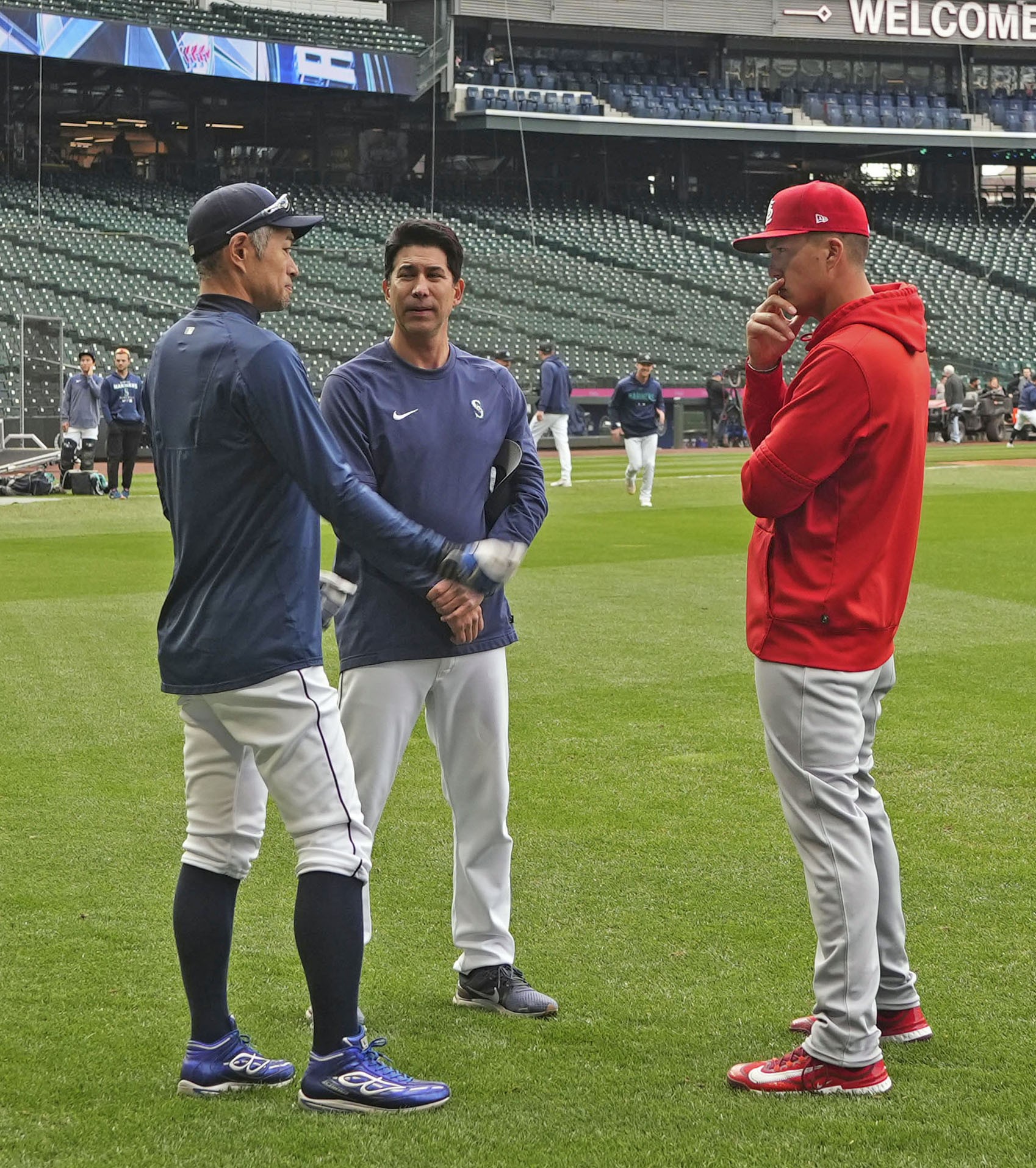 nootbar-meets-ichiro-for-the-first-time-and-is-deeply-moved-saying-he-is-a-living-legend-1682307883.jpg