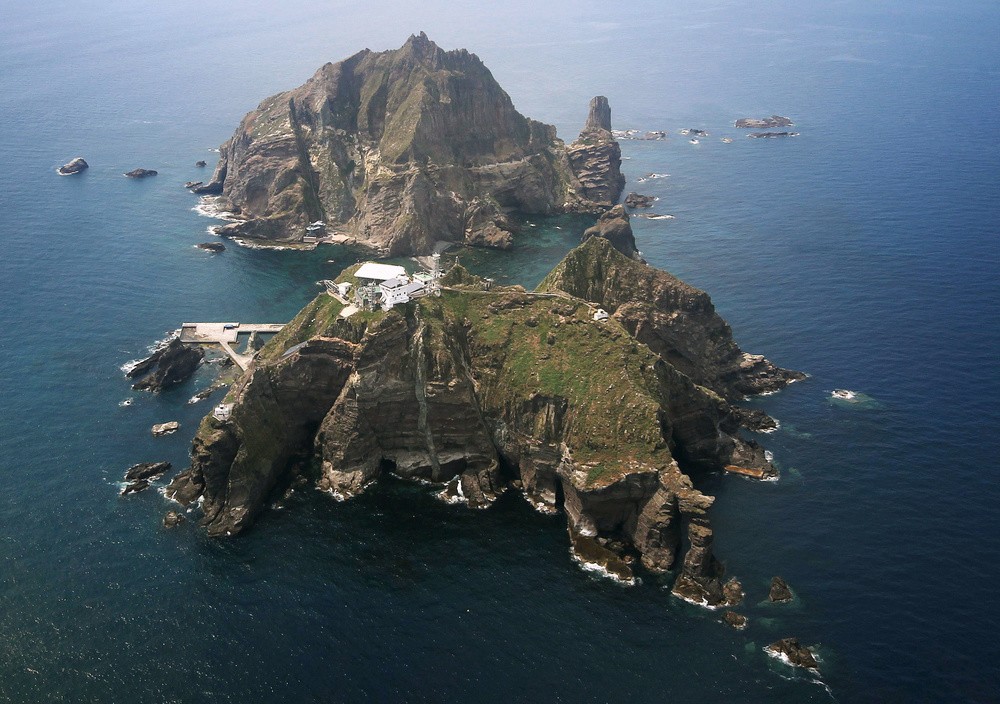 south-korean-opposition-lawmakers-land-on-takeshima-japanese-government-protests-1683522058.jpg