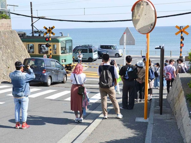 railroad-crossing-at-kamakurakokomae-station-consideration-to-increase-security-guards-tourists-flood-in-with-anime-slam-dunk-holy-land-1683764080.jpg