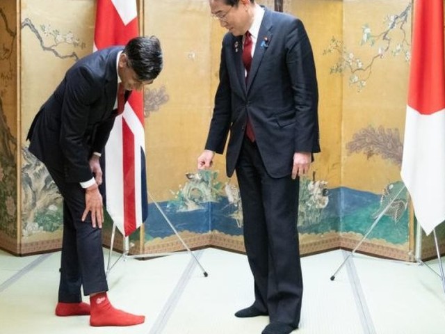 uk-prime-minister-sunak-agrees-with-prime-minister-kishida-on-hiroshima-accord-mr-sunak-has-carp-socks-1684801207.jpg
