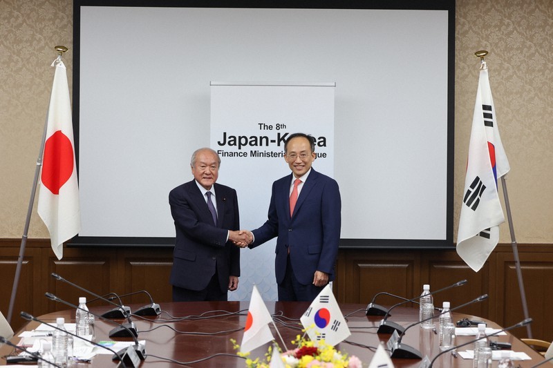japan-and-south-korea-agree-to-resume-swap-agreement-symbol-of-improving-relations-in-the-economic-field-1688095718.jpg