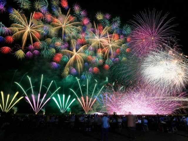 elementary-school-students-are-overjoyed-by-repeated-calls-of-dangerous-about-16000-shots-in-the-night-sky-niigata-1690765838.jpg
