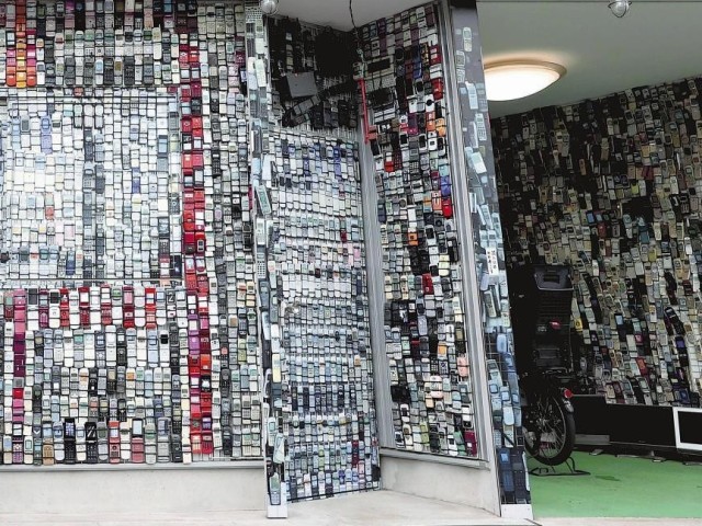 dont-forget-the-garakei-7000-units-on-the-wall-of-the-electronics-store-museum-grade-shoulder-phone-1691978001.jpg