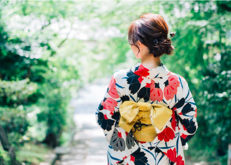 once-worn-while-bathingthe-surprising-origin-and-history-of-yukata-1691980383-1.png