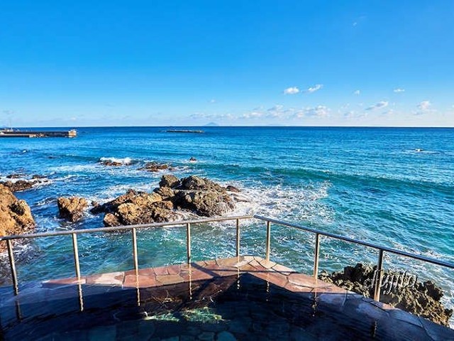 an-open-air-bath-with-a-spectacular-view-of-the-ocean-is-only-300-yen-imaihama-onsen-funato-banya-shizuoka-1696897500.jpg