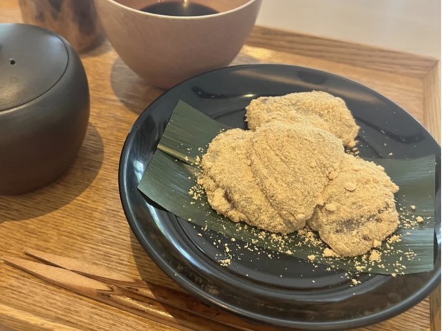 omotesando-a-hidden-cafe-for-adults-the-melty-warabi-mochi-is-exquisite-1698800421.jpg
