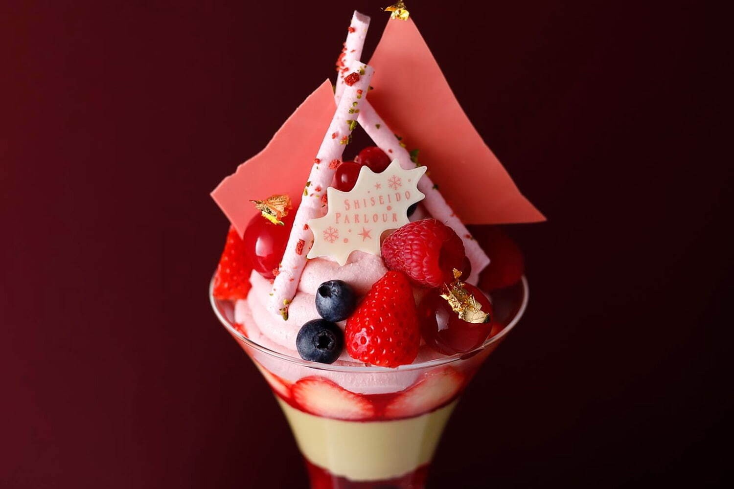 shiseido-parlor-ginza-main-store-salon-de-cafes-christmas-parfait-combined-with-raspberry-rare-cheese-and-berries-1701827051.jpg