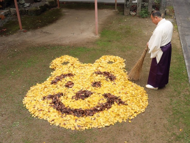 the-annual-fallen-leaf-art-appears-at-a-shrine-in-kameoka-city-kyoto-prefecture-what-kind-of-design-will-it-be-this-winter-1702858839.jpg