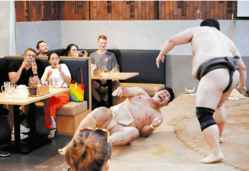 former-sumo-wrestlers-put-on-an-enthusiastic-sumo-show-for-foreign-visitors-at-yokozuna-tonkatsu-dosukoi-tanaka-1706060403-1.png