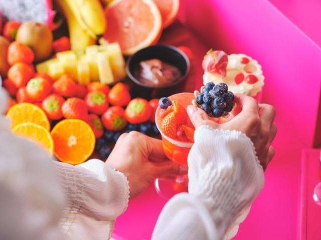 all-you-can-make-and-eat-parfaits-is-the-best-the-contents-of-this-sweets-buffet-are-amazing-1708995156.jpg