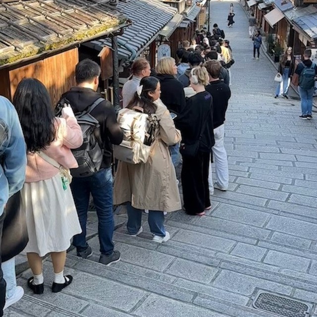 kyoto-is-overflowing-with-tourists-what-was-at-the-end-of-the-long-line-full-of-foreigners-seeing-the-scenery-that-has-nothing-to-do-with-the-atmosphere-makes-me-wonder-why-did-i-come-to-kyoto-1712796025.jpg