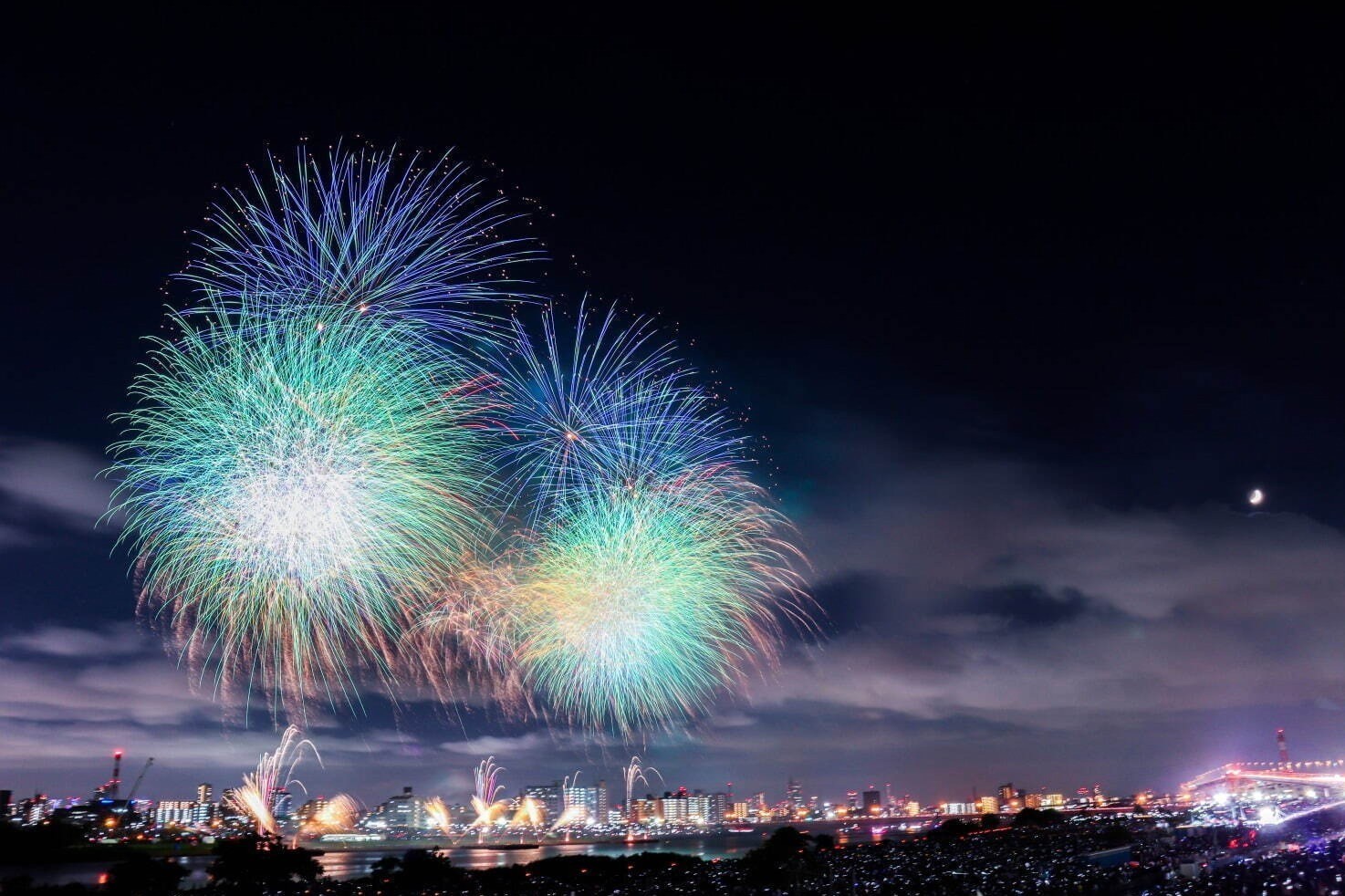 adachi-fireworks-to-be-held-again-in-2024-an-impressive-fireworks-display-on-the-arakawa-riverbed-in-tokyo-approximately-13000-fireworks-per-hour-1717638535.jpg