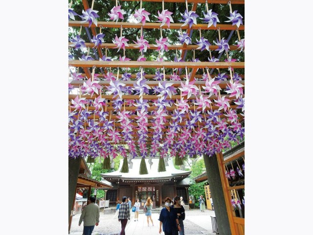 overhead-600-windmills-pick-up-wind-from-the-shrine-grounds-and-rotatedisplayed-until-the-end-of-juneedo-wind-chimes-will-be-used-from-july-at-kawagoe-hikawa-shrine-1718241716.jpg