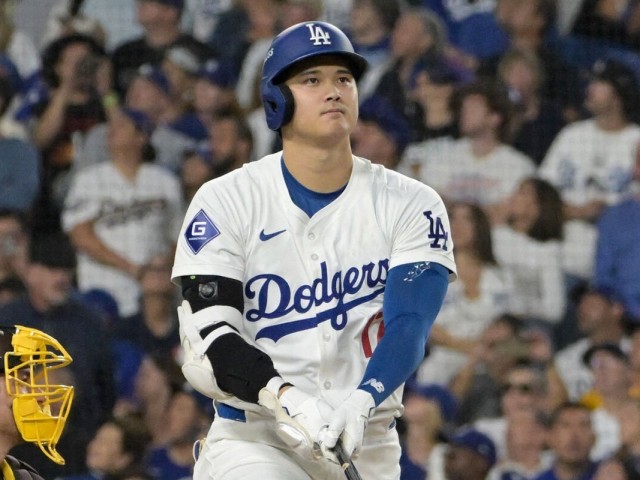 shohei-ohtani-remains-silent-in-front-of-yu-darvish-loses-six-consecutive-at-bats-dodgers-give-up-10-runs-on-six-shots-and-suffer-a-crushing-defeat-falling-to-1-win-and-1-loss-1728343082.jpg