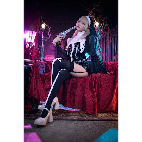 creative-cosplay-beautiful-legs-that-stretch-sexylylast-boss-executive-sister-make-it-more-bewitching-than-cute-1729724971.jpg