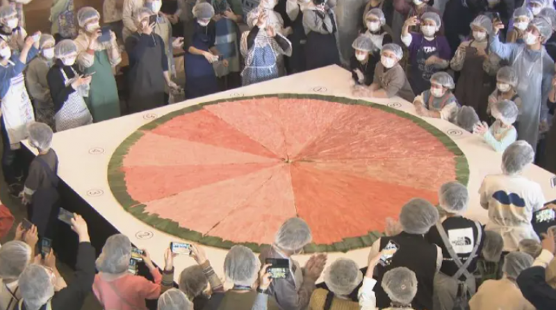 japans-toyama-city-tourism-association-unveils-the-worlds-largest-trout-sushi-the-size-of-the-sushi-is-so-big-that-the-size-of-the-sushi-was-met-with-a-flood-of-wow-1742865484-1.png
