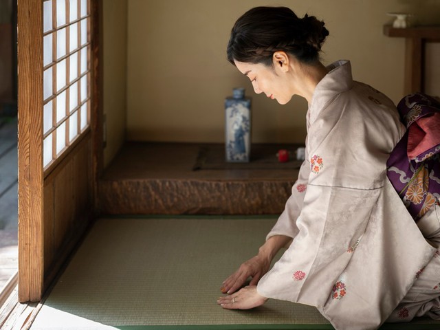 why-do-japanese-people-bow-their-heads-what-are-the-values-and-spirituality-of-japanese-culture-that-are-contained-in-bowing-1744850122.jpg