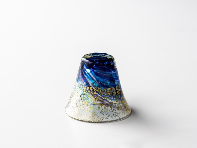 the-fujichoko-four-season-series-is-a-glass-sake-ware-inspired-by-mount-fuji-in-each-season-1749434532.jpg