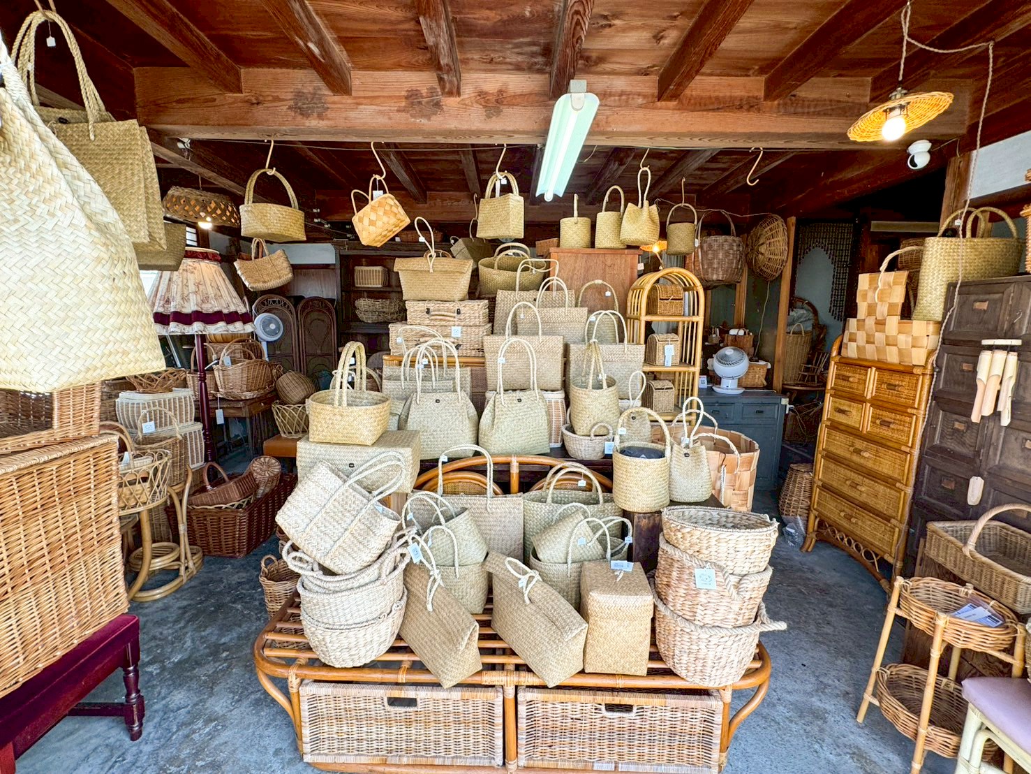 a-place-where-you-can-discover-the-warmth-of-baskets-antiques-and-brass-a-shop-that-cherishes-time-to-choose-things-hokicho-tottori-prefecture-1752723134.jpg