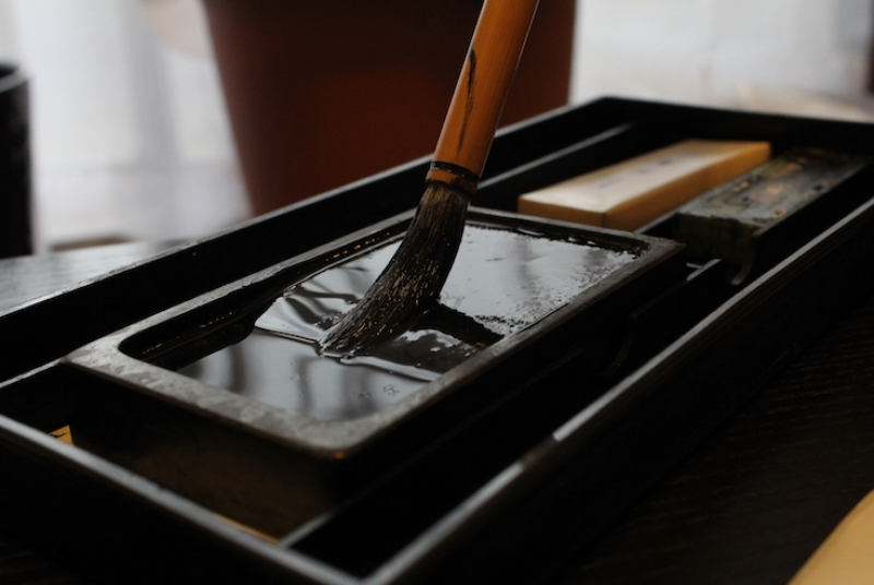 japanese-stationery-culture-the-charm-of-the-suzuri-inkstone-a-traditional-tool-supporting-the-spirit-of-calligraphy-1757031517-1.png