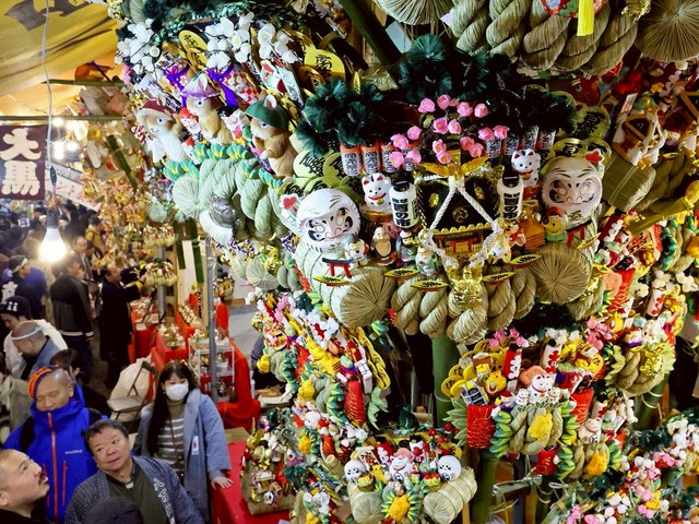 tori-no-ichi-in-asakusa-buy-rakes-as-lucky-charms-and-pray-for-prosperous-business-and-good-luck-1763087193.jpg