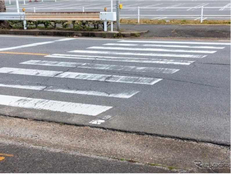 okayama-prefecture-drivers-does-not-stop-the-car-on-a-pedestrian-crossing-1635228647-1.png